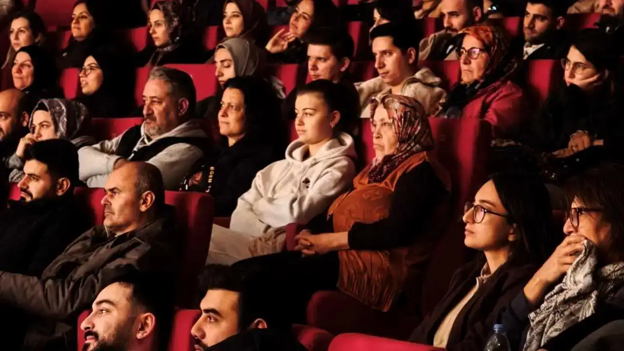 Kepez Sahnesinde Kahkaha Tufanı: “Kaç Baba Kaç” Kapalı Gişe! 2